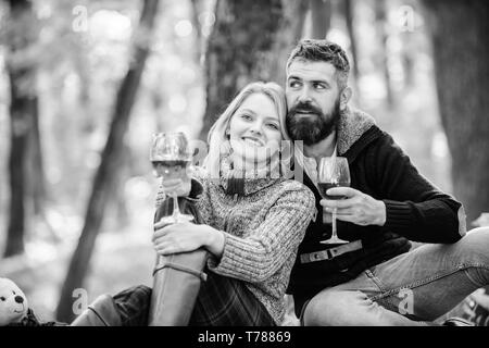 C'est un vin parfait. Pique-nique en famille. Valentines Day. couple in love se détendre en forêt d'automne. Camping et randonnées. cheers. bonne femme et homme barbu boire de vin. l'amour et de romance. date L'humeur du printemps. Banque D'Images