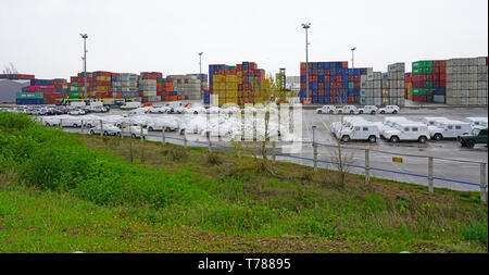 KOPER, SLOVÉNIE -12 AVRIL 2019- voir des voitures pour l'importation et l'exportation dans le terminal des voitures de Luka Koper (Port de Koper), un port de commerce dans l'Adriatique Banque D'Images