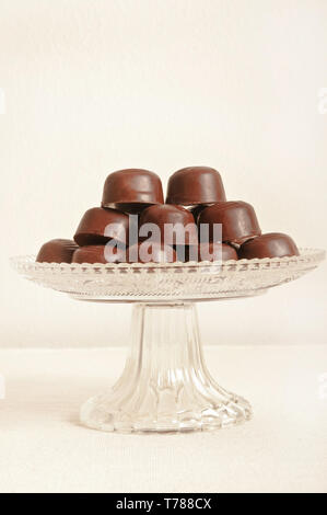 Pralines au chocolat sur un support en verre Banque D'Images