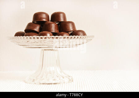 Pralines au chocolat sur un support en verre Banque D'Images