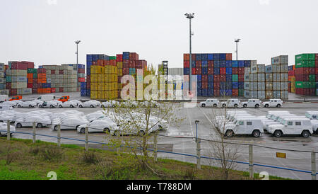 KOPER, SLOVÉNIE -12 AVRIL 2019- voir des voitures pour l'importation et l'exportation dans le terminal des voitures de Luka Koper (Port de Koper), un port de commerce dans l'Adriatique Banque D'Images