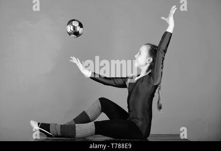 L'éducation physique et la gymnastique. Flexibilité un corps en bonne santé. La pratique de la gymnastique difficile avant la performance. Sport gymnastique rythmique combine des éléments de danse de ballet. Peu de fille sports gymnaste de danseur. Banque D'Images