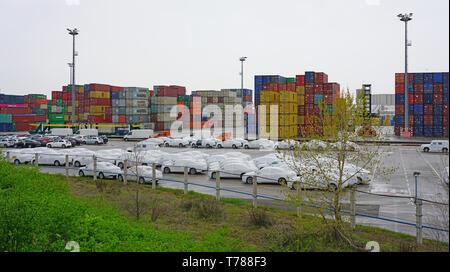 KOPER, SLOVÉNIE -12 AVRIL 2019- voir des voitures pour l'importation et l'exportation dans le terminal des voitures de Luka Koper (Port de Koper), un port de commerce dans l'Adriatique Banque D'Images