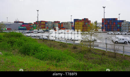 KOPER, SLOVÉNIE -12 AVRIL 2019- voir des voitures pour l'importation et l'exportation dans le terminal des voitures de Luka Koper (Port de Koper), un port de commerce dans l'Adriatique Banque D'Images