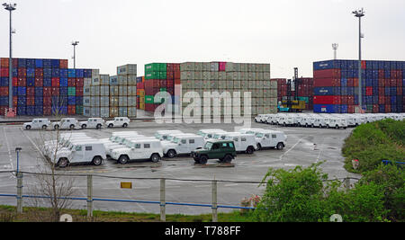 KOPER, SLOVÉNIE -12 AVRIL 2019- voir des voitures pour l'importation et l'exportation dans le terminal des voitures de Luka Koper (Port de Koper), un port de commerce dans l'Adriatique Banque D'Images