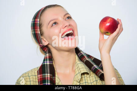 Apple régime alimentaire de démarrage. Femme aime des fruits naturels. Jardinier agriculteur récolte des pommes. Style rustique jardinier fille apple attente fond blanc. Soins de santé et de vitamine de la nutrition. Apple parfait. Épicerie. Banque D'Images