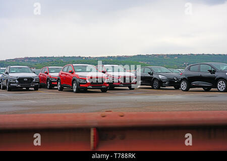 KOPER, SLOVÉNIE -12 AVRIL 2019- voir des voitures pour l'importation et l'exportation dans le terminal des voitures de Luka Koper (Port de Koper), un port de commerce dans l'Adriatique Banque D'Images