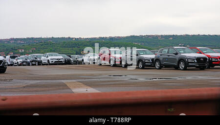 KOPER, SLOVÉNIE -12 AVRIL 2019- voir des voitures pour l'importation et l'exportation dans le terminal des voitures de Luka Koper (Port de Koper), un port de commerce dans l'Adriatique Banque D'Images