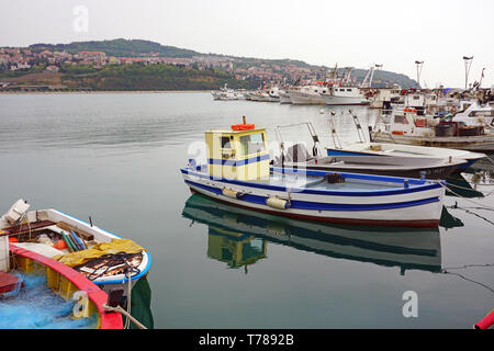 KOPER, SLOVÉNIE -12 avr 2019- Vue sur les bateaux dans la Marina de Koper Koper (Pristanisce) dans la mer Adriatique à Koper (Capodistria), Slovénie. Banque D'Images