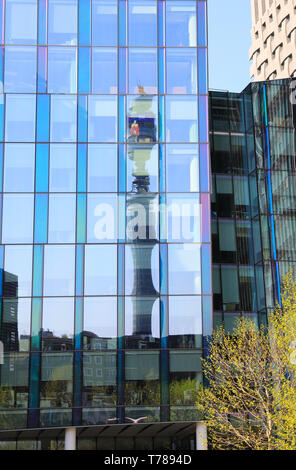 BT Tower reflète dans office windows sur Regent's Place, sur Euston Road, à Londres, Royaume-Uni Banque D'Images