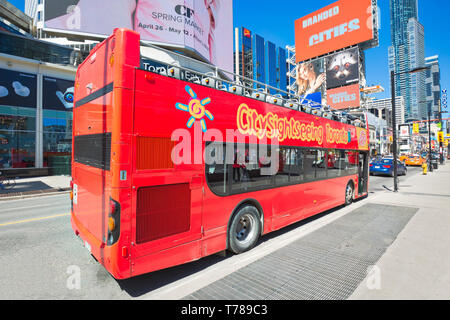 Toronto, Ontario, Canada, 2019 Mars-20 : Toronto sightseeing hop-on hop-off bus qui va à principales attractions touristiques de la ville Banque D'Images