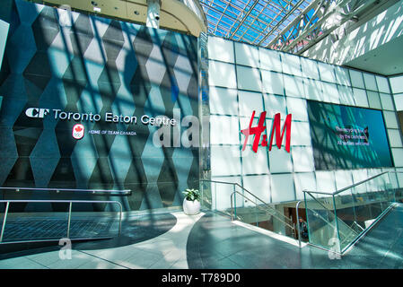 Toronto, Ontario, Canada, 2019 Mars-20 CF : entrée du centre commercial Eaton sur Dundas Square à Toronto Banque D'Images