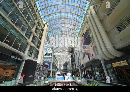 Toronto, Ontario, Canada, 2019 Mars-20 CF : entrée du centre commercial Eaton sur Dundas Square à Toronto Banque D'Images