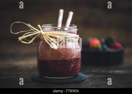 Smoothie aux fruits aux petits fruits avec des graines de Chia sur fond de bois rustique Banque D'Images