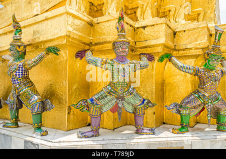 Chedi d'or de Wat Phra Keo, le Temple du Bouddha d'Émeraude, de cariatides, personnages mythologiques de la Ramakien (EPIC) nationale de la Thaïlande Banque D'Images