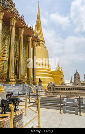 Phra Mondop, la bibliothèque dans un style thaï et le Golden Chedi Phra Sri Rattana dans style Sri-lankais l'enchâssement de cendres du Bouddha à Wat Phra Kaew, le Banque D'Images