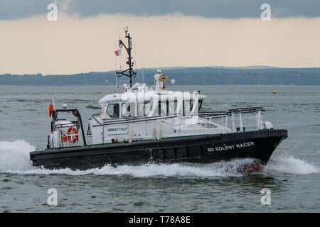 Le bateau-pilote de services maritimes de Serco Solent SD Racer revient sur le port de Portsmouth, Royaume-Uni l'après-midi du 3 mai 2019. Banque D'Images