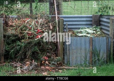 BACS À COMPOST FAITS MAISON POUR ARRIÈRE-COUR FABRIQUÉS À PARTIR DE BOIS ET DE FER ONDULÉ. AUSTRALIE. Banque D'Images