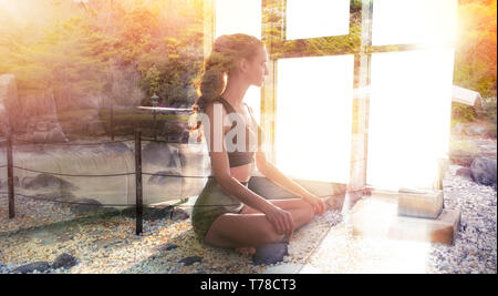 Jeune fille en position de yoga relaxant à la maison avec jardin zen. Double exposition Banque D'Images