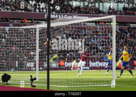 Lukasz Fabianski de West Ham United conseils la balle au-dessus de la barre de Nathan Redmond de Southampton - West Ham United v Southampton, Premier League, Lon Banque D'Images