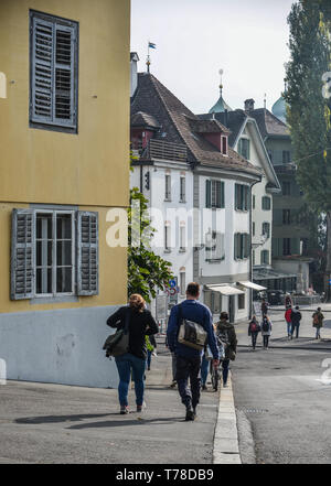 Lucerne, Suisse - Oct 23, 2018. Les gens qui marchent dans la rue de la ville de Lucerne le long de la côte de la rivière Reuss (Suisse). Banque D'Images