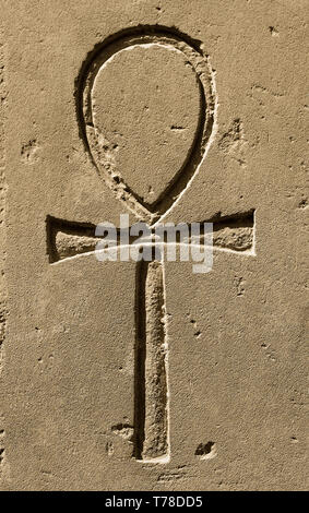 L'Égypte ancienne ('Ankh symbole clé de la vie", "la vie éternelle", "croix égyptienne') sculptés sur la pierre dans le Temple de Karnak, Louxor Banque D'Images