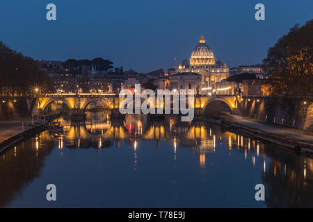 Basilique St Pierre et du Tibre avec Aurèle pont ou pont Sisto pont à l'heure bleue avec l'éclairage et les reflets. Pont de pierre de nuit au-dessus d riv Banque D'Images