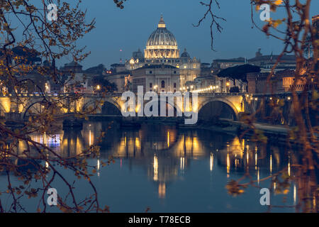 Aurelius pont ou pont Ponte Sisto avec St Peters Basilica et Tibre à l'heure bleue avec un éclairage artificiel et de réflexions. Pont de pierre Banque D'Images