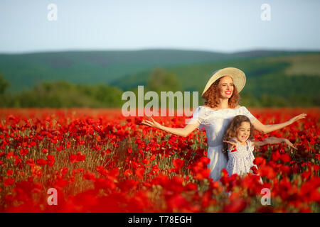 Mère et fille en champ de coquelicots Royalty Free Stock Images. Banque D'Images