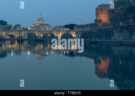 Tibre à Rome et la cathédrale St Pierre de nuit. Reflets dans l'eau des immeubles illuminés. Aurelius Pont sur la rivière avec un château Sant Banque D'Images