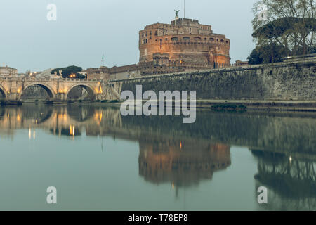 Tibre avec l'Aurelius pont sur eaux avec Château Sant'Angelo dans le crépuscule du matin. Reflets dans l'eau des immeubles illuminés et tr Banque D'Images