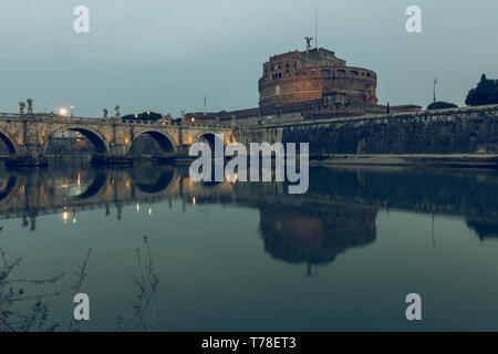 Tibre avec l'Aurelius pont sur eaux avec Château Sant'Angelo dans le matin. Reflets dans l'eau des bâtiments et des arbres lumineux o Banque D'Images