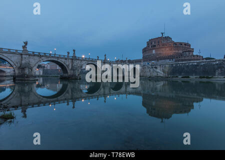 Tibre avec l'Aurelius pont sur eaux avec Château Sant'Angelo dans le matin et ciel bleu. Reflets dans l'eau du bâtiment éclairé Banque D'Images