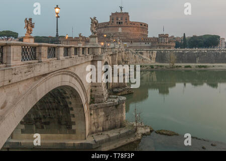 Vue latérale du pont Aurelius avec allumage sur le Tibre, à l'aube. Pont de pierre avec le Château Sant'Angelo dans le centre de la vieille ville o Banque D'Images