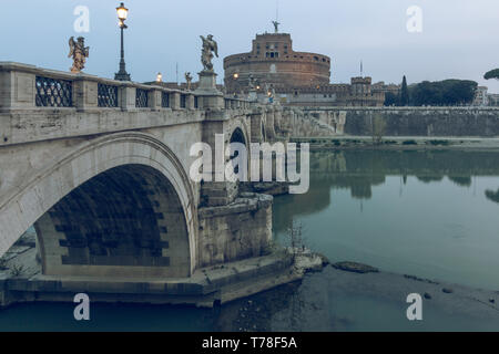 Vue de côté du pont avec l'éclairage historique Aurèle sur le Tibre, à l'aube. Pont de pierre avec le Château Sant'Angelo dans le centre de la vieille Banque D'Images