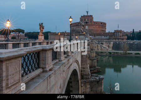 Aurelius pont avec la Château Sant'Angelo dans le matin au crépuscule. Vue latérale du pont de pierre. L'éclairage des rues historiques du pont sur la Banque D'Images