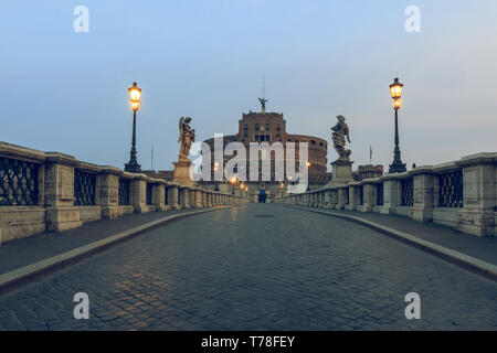 Aurelius pont avec la Château Sant'Angelo dans le matin au crépuscule. Vue centrale du pont en pierre avec des personnages historiques. Au cours de l'éclairage des ponts e Banque D'Images