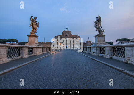 Aurelius pont avec la Château Sant'Angelo dans le matin au crépuscule. Pont de pierre avec des personnages historiques et d'éclairage sur le Tibre sans personnes Banque D'Images