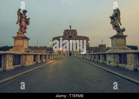 Le Château Sant'Angelo avec Aurèle Bridge à l'aube. Pont de pierre avec des personnages historiques sur le Tibre sans peuple et avec les nuages dans le s Banque D'Images