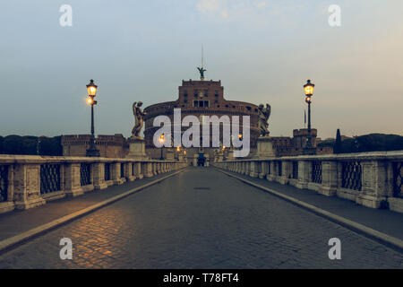 Le centre vue sur le château Sant'Angelo avec l'Aurelius pont. L'éclairage historique sur le pont de pierre avec des chiffres sur le Tibre sans peopl Banque D'Images
