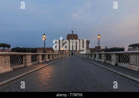 Le Château Sant'Angelo avec Aurèle bridge du matin au crépuscule. Pont de pierre avec des personnages historiques et d'éclairage sur le Tibre sans personnes Banque D'Images