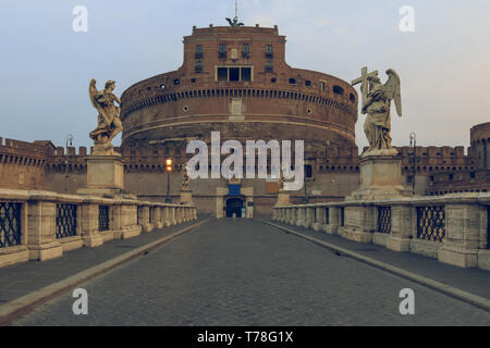 Pont de Pierre au château Sant'Angelo dans le matin à l'aube sans personnes. Aurelius bridge avec personnages historiques et d'éclairage sur le Tibre Banque D'Images
