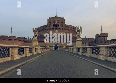 Le Château Sant'Angelo avec Aurèle bridge dans le centre de la ville historique de Rome. L'éclairage historique sur le pont de pierre avec des chiffres sur la Banque D'Images