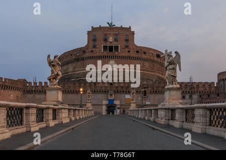 Le Château Sant'Angelo avec Aurèle bridge du matin au crépuscule. Pont de pierre avec des chiffres sur le Tibre sans autres personnes et avec des nuages dans le Banque D'Images