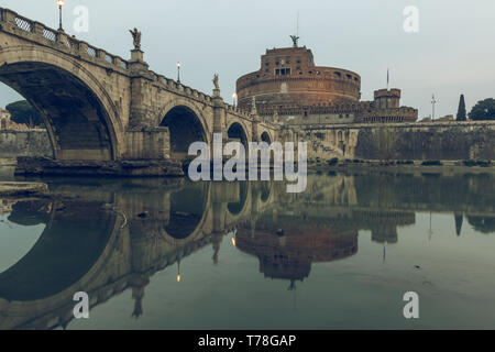 Tibre dans le centre historique de Rome avec l'Aurelius pont sur eaux avec Château Sant Angelo au crépuscule et nuages. Réflexions de la pierre b Banque D'Images