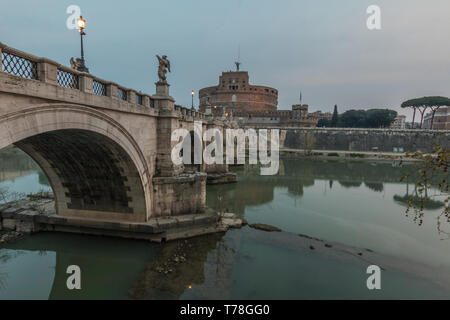 Aurelius pont sur le Tibre, dans le centre historique de Rome avec vue latérale. Château Sant'Angelo dans l'arrière-plan dans le crépuscule et les nuages. Historica Banque D'Images