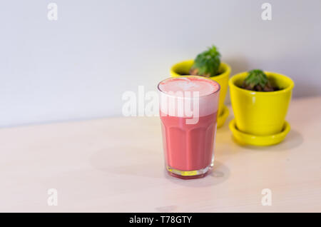 Boisson à la mode, rose fraise latte café sur table sur fond blanc. Copie de l'espace pour menu. Banque D'Images