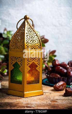 Lampe de style arabe et de dates sur une table with copy space Banque D'Images