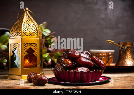 Lampe de style arabe et de dates sur une table with copy space Banque D'Images