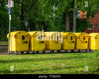 Image de conteneurs à déchets jaune, bac de recyclage pour les déchets spéciaux, au cours de la grêle et la pluie, Close up Banque D'Images